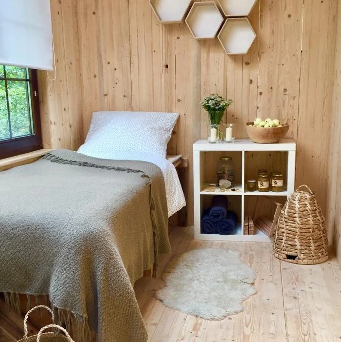 Včelí raj — beehive relaxation cabin