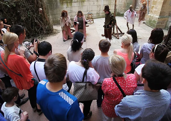 Návštevníci sledujú kostýmovanú scénu festivalu Prebudený des v roku 2012
