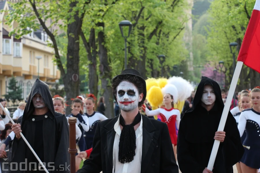 Kostýmovaní účastníci strašidelného sprievodu v Bojniciach v roku 2013