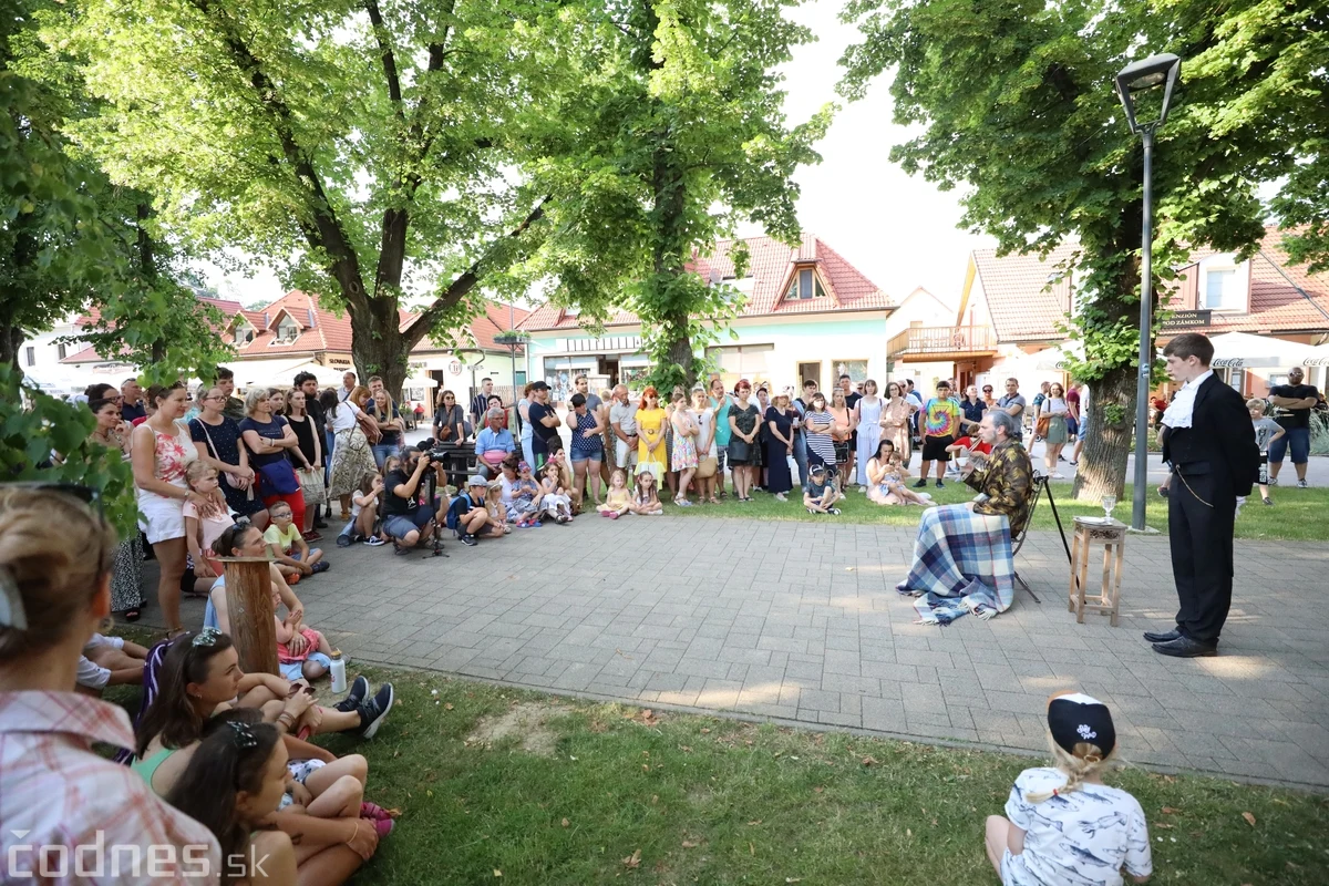 Diváci sledujú divadelnú scénu v parku