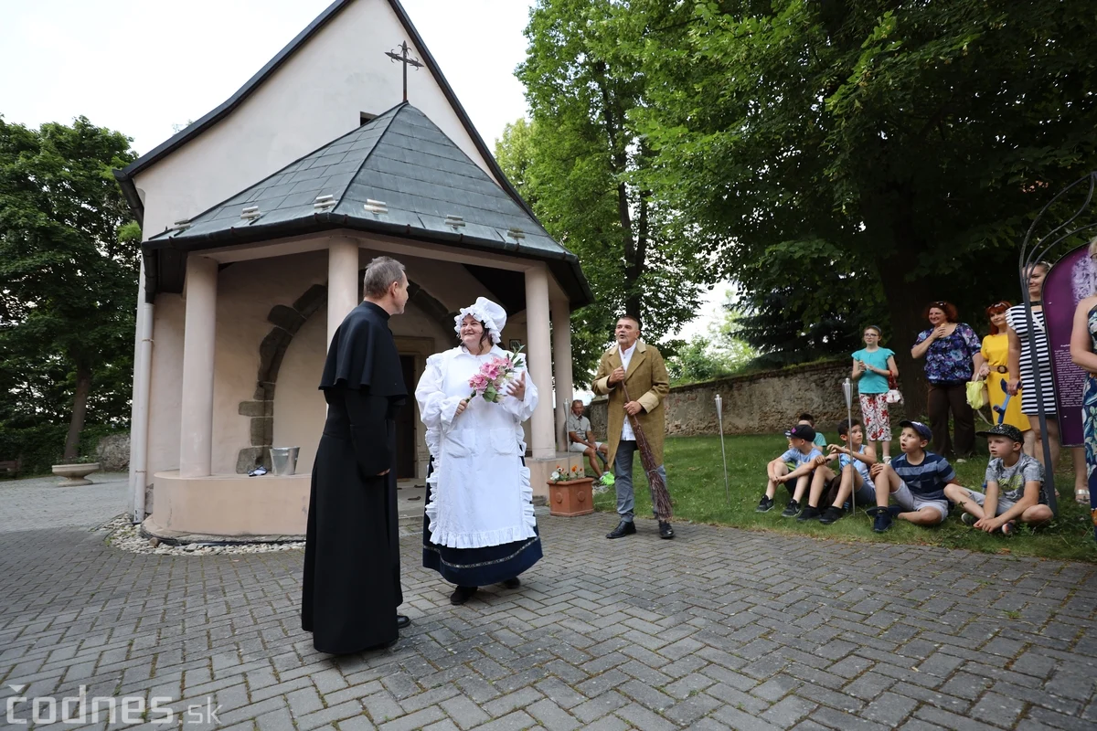 Účinkujúci pred kaplnkou a diváci