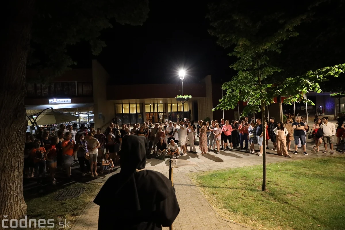 Večerná scéna s publikom v Bojniciach
