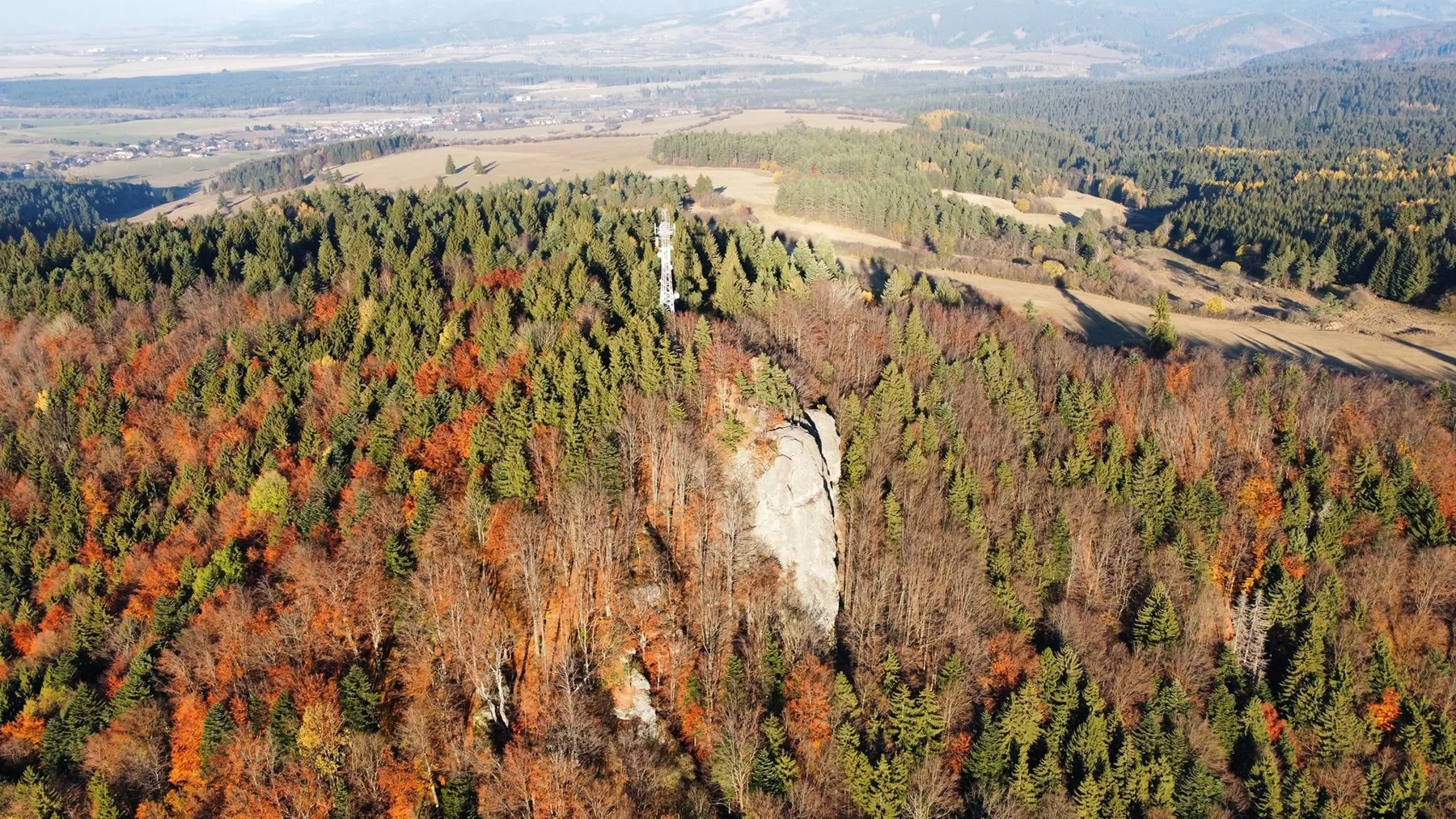 Bralová skala a jesenné lesy pri pohľade z výšky