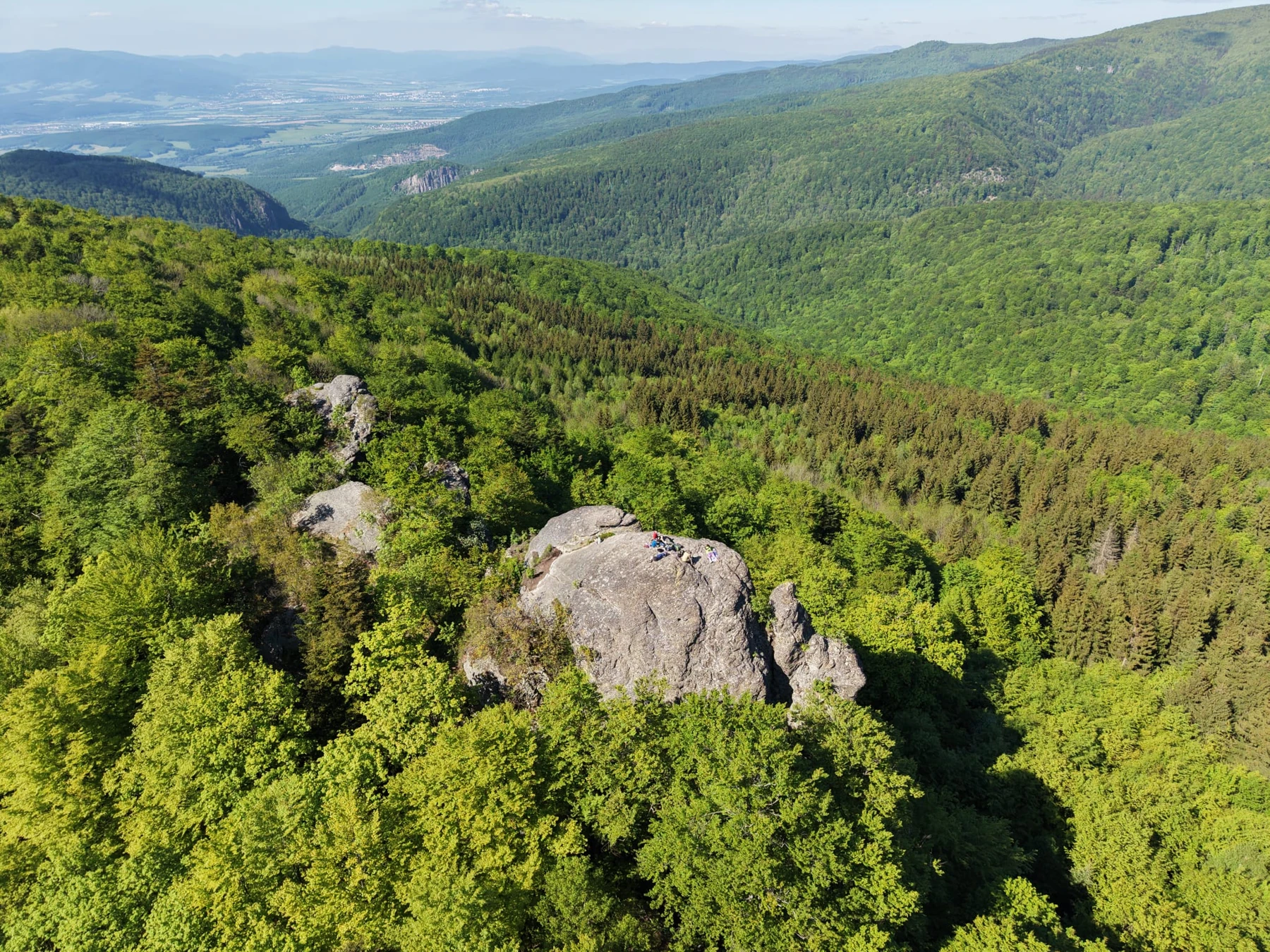 Buchlov a skalnaté vrcholy nad lesmi pohoria Vtáčnik