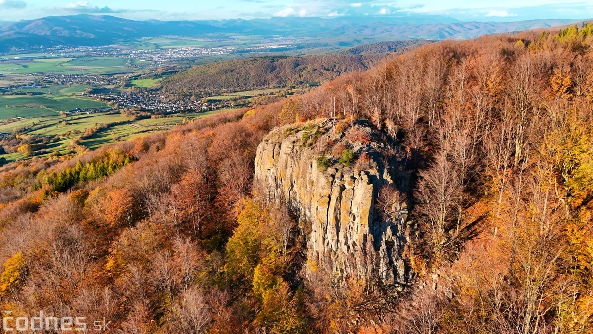 Jančekova skala a jesenná krajina hornej Nitry