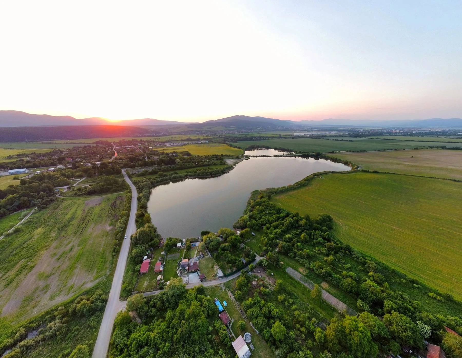 Košovské jazerá pri západe slnka z výšky