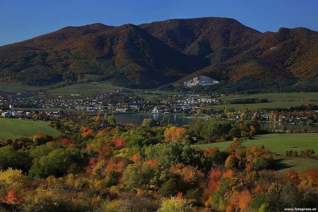 Jesenná krajina a vodná nádrž Nitrianske Rudno pod horami