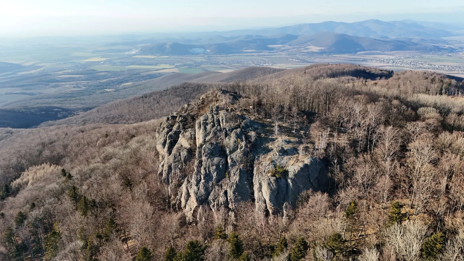 Skalnatý vrchol Žarnova a výhľad na hornú Nitru