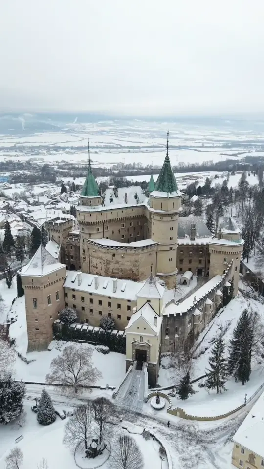 Snow-covered Bojnice Castle in a codnes.sk video