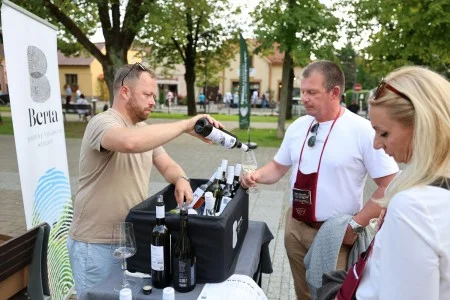 Vinár pri nalievaní vína v roku 2025